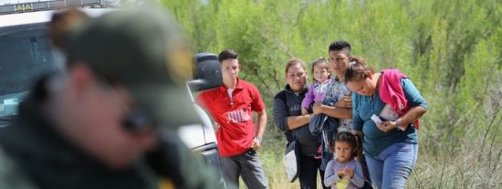 Un agente de la 'Migra' detiene en la frontera a una familia de inmigrantes hispanos que intentaba entrar en EEUU.