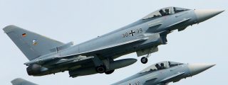 Desastre a&eacute;reo en Alemania: Dos aviones caza chocan y caen sobre zonas pobladas