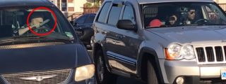 V&iacute;deo: Un conductor violento amenaza con cuchillo a otros coches