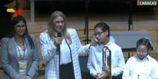 Una peque&ntilde;a violinista llora despu&eacute;s de ser enga&ntilde;ada por la esposa de Nicol&aacute;s Maduro