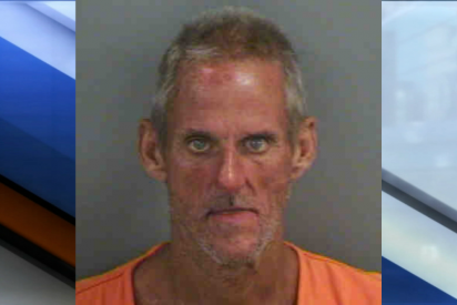 Tiene sexo con una barandilla de McDonald&rsquo;s y baila desnudo