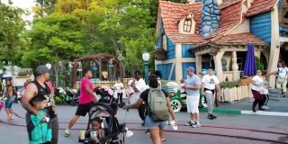 Brutal violencia en Disneyland: Un hombre golpea a toda una familia en la 'casa de Mickey'