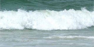 Las olas se tragan al padre que jugaba con sus 4 hijos y devulven el cadaver con el cuello fracturado