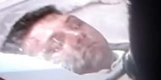 El misterioso parpadeo del cantante Sergio G&oacute;mez, estrangulado por narcos, cuando abren su ataud