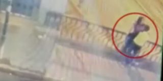V&iacute;deo: Una pareja se besa en un puente, resbala y muere tras caer al vac&iacute;o