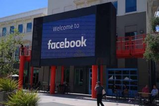 Un hombre cae de la cuarta planta de la sede de Facebook en Estados Unidos