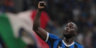 El duro comentario racista contra el futbolista Lukaku que le costó su trabajo a un periodista italiano