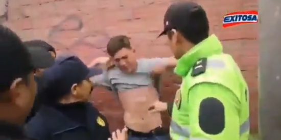 El v&iacute;deo que conmueve a los venezolanos: Un joven se desmorona cuando la polic&iacute;a de Per&uacute; le quita los chocolates que vende para comer