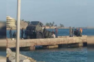 Nuevo rid&iacute;culo del ej&eacute;rcito chavista: Hunden un cami&oacute;n en un muelle recientemente reparado