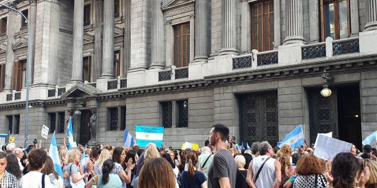 El v&iacute;deo que Monedero no quiere que veas: los argentinos gritan "fuera Evo" a las puertas del Congreso
