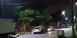 V&iacute;deo: Un fugitivo vuela por los aires cuando su moto impacta contra una patrulla en Argentina