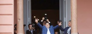El 'show' de Maradona en el palco presidencial de Argentina: "Macri vete a Tailandia"